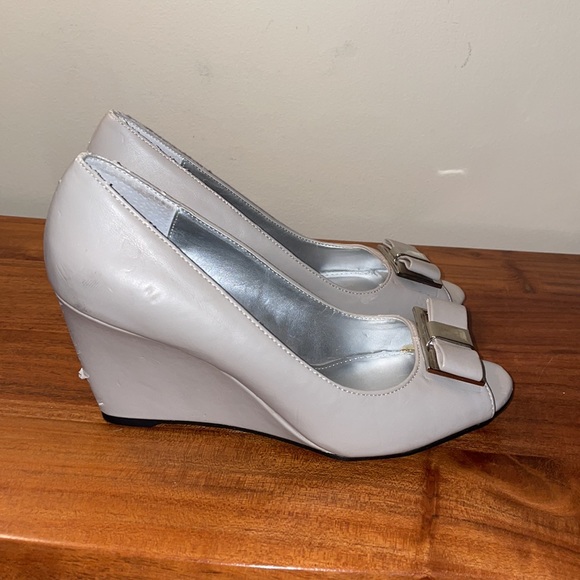 FLAWED Bandolino peep toe bow wedges taupe grey - Picture 6 of 10